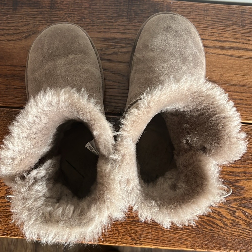 Mini Bailey button uggs (authentic) - Picture 5 of 5